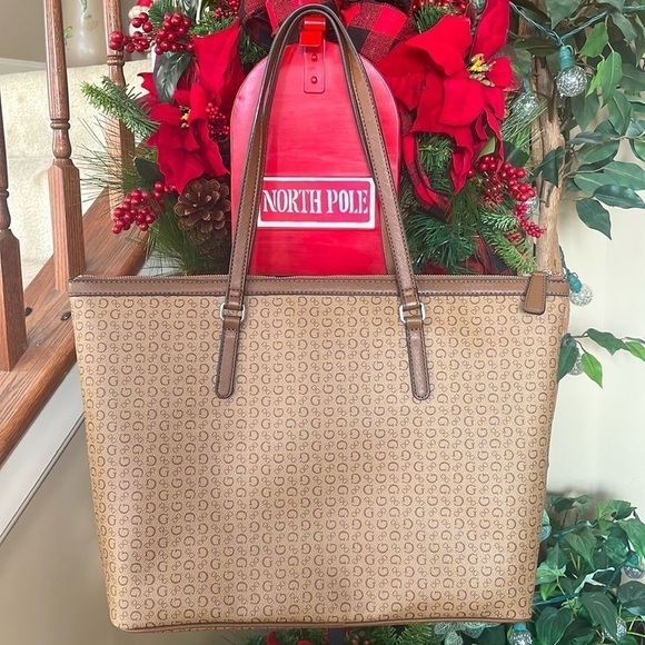 Brand New Guess Mandrake Travel Bag Large Zippered Shoulder Tote Purse in Mocha - Picture 2 of 14